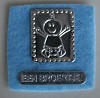 Embellishment - Metalen Baby met tekst EEN BROERTJE op Blauwe Vilt - BEL70599